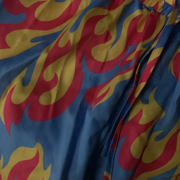 Stretchy flame shorts, made of good light material. - Picture 2 of 3